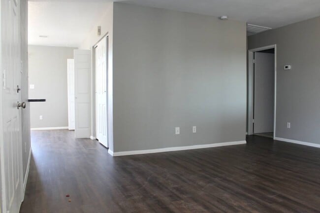 Building Photo - Renovated 2x2 Condo Located in N Phoenix!
