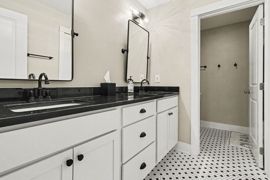 Building Photo - 3906 Hillside Dr