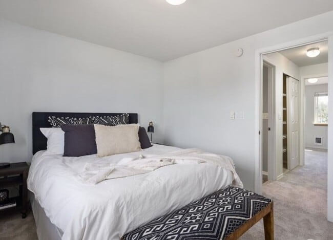 Building Photo - Updated 2 bedroom Townhome - W/S & Garbage...