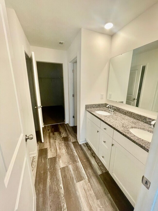 Building Photo - Welcome to this stunning 5-bedroom, 2-bath...