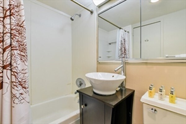 Building Photo - 2 Hawthorne Pl