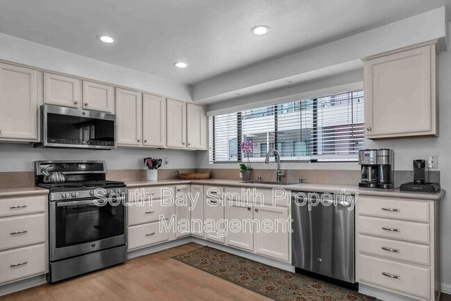 Building Photo - 420 Palos Verdes Blvd