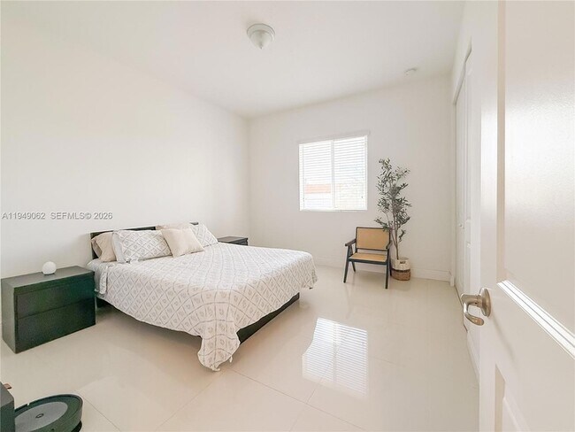 Building Photo - 17931 SW 152nd Ave