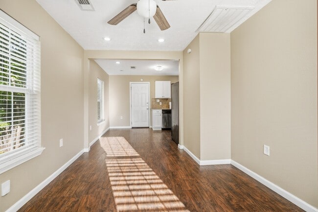 Building Photo - 2102 N Galveston Ave
