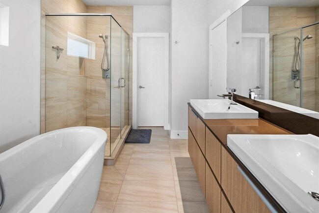 Building Photo - 5511 Paraiso Pl