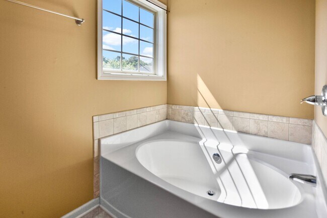 Building Photo - Pet Friendly Three Bedroom with Bonus!