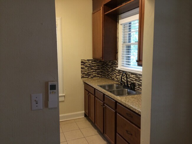 Building Photo - Margaret's Manor 919-A