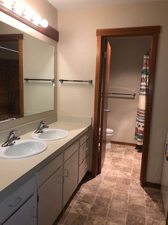Building Photo - 3865 S Lake Creek Dr