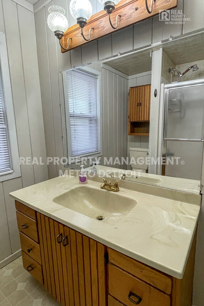 Building Photo - LEASE TODAY and SAVE!!