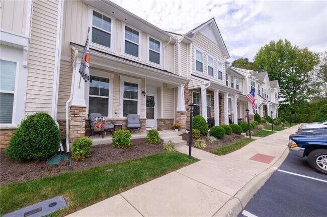 Building Photo - 8083 Rutland Village Dr