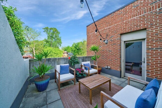 Building Photo - 640 Glen Iris Dr NE