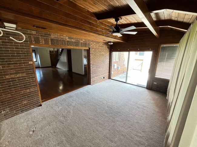 Building Photo - 3 Bedroom Condo