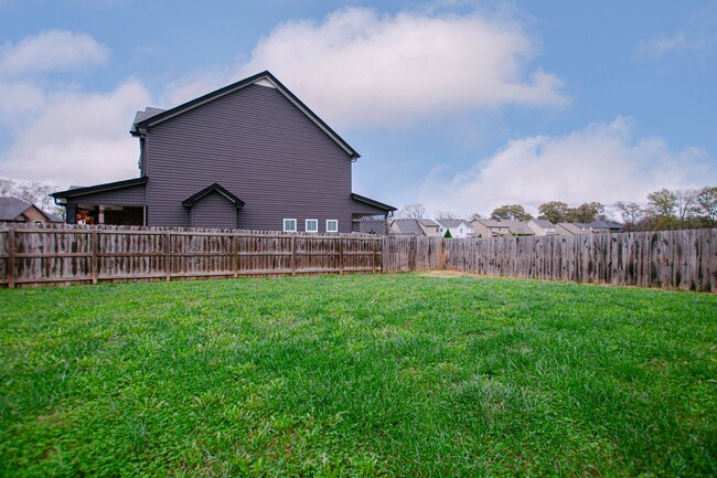 Building Photo - Pet Friendly Four Bedroom with Bonus!