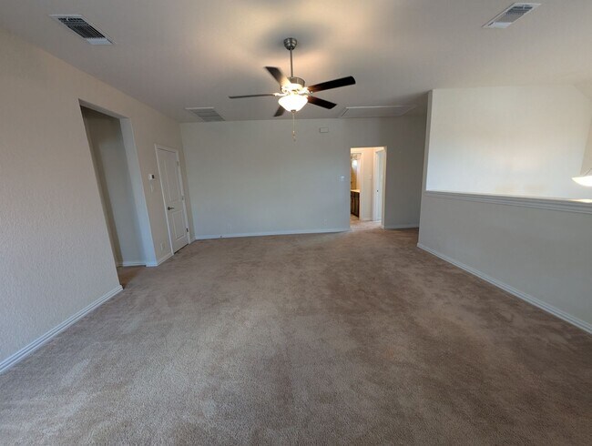 Building Photo - 4/2.5/2 with Large Game Room / Near Gruene...