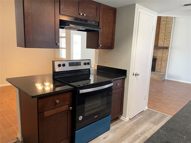 Building Photo - 2921 Village Crest Cir