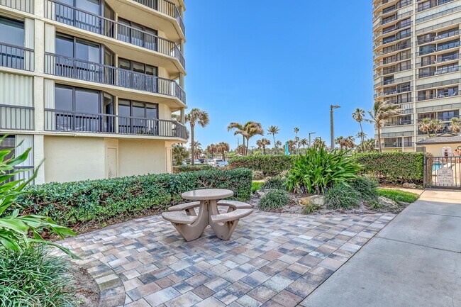 Building Photo - 9550 S Ocean Dr