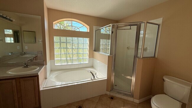 Building Photo - 10 Zebrawood Ct