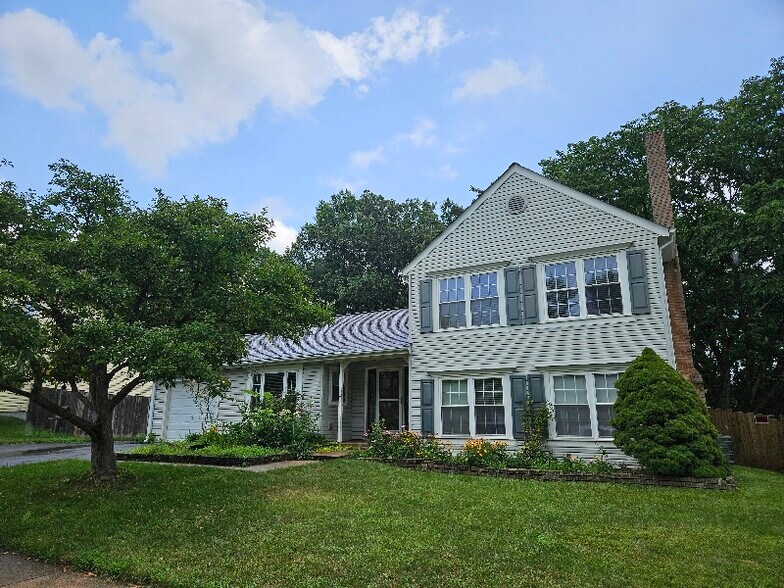 Building Photo - 310 Silver Ridge Dr