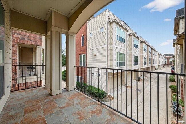 Building Photo - 2308 Bastrop St