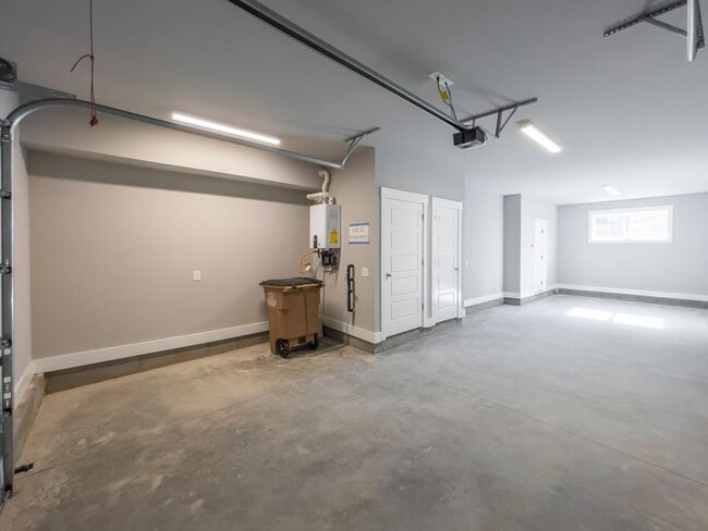 Building Photo - 2 BR 2.5 BA- Downtown Greenville Townhome-...