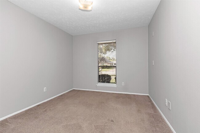 Building Photo - 2710 Green Fields Dr