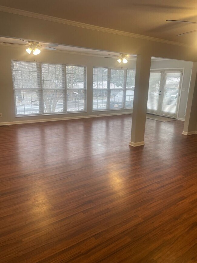 Building Photo - Knoxville 37918 - 3 bedroom, 1.5 bath home in Halls - Contact Lisa Vineyard and Shannon Russell (...