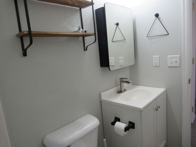 Building Photo - Gorgeous Westside 3 bd Twin Home