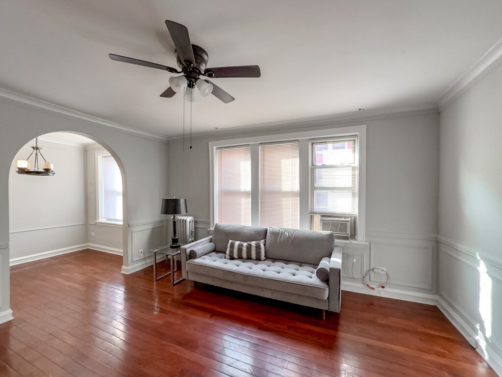 Building Photo - 447 W Surf St