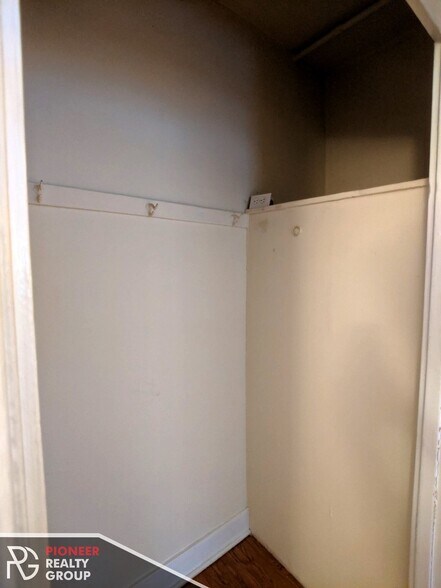 Building Photo - 556 W Arlington Pl