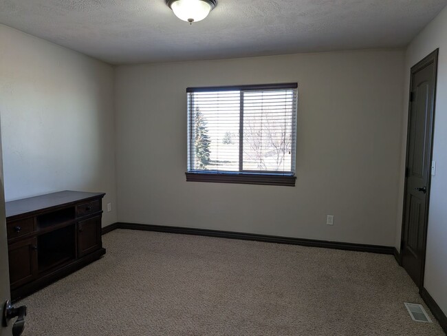 Building Photo - 3 bed 1.5 bath IMMACULATE END-UNIT Townhome in the Meadows