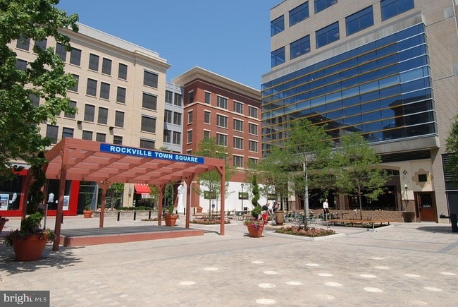 Building Photo - 4 Monroe St