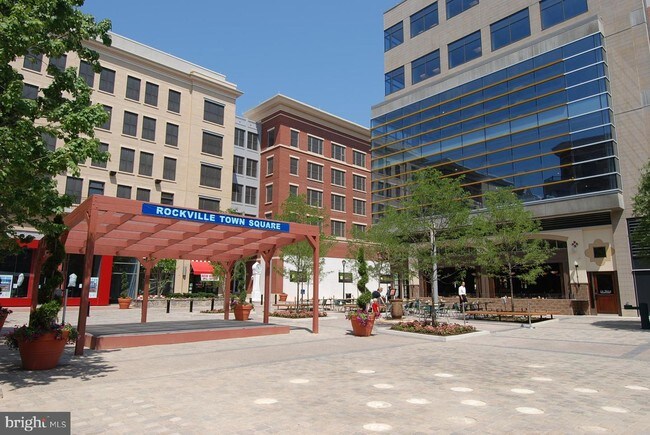 Building Photo - 501 Hungerford Dr