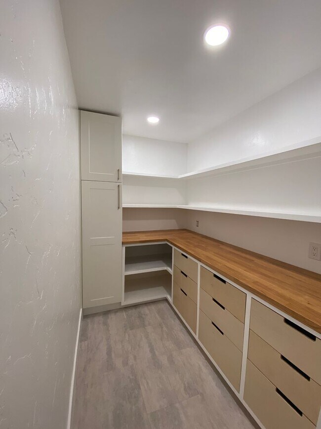 Building Photo - 4 Bedroom 3 Bath + Office / 5th Bedroom Ho...