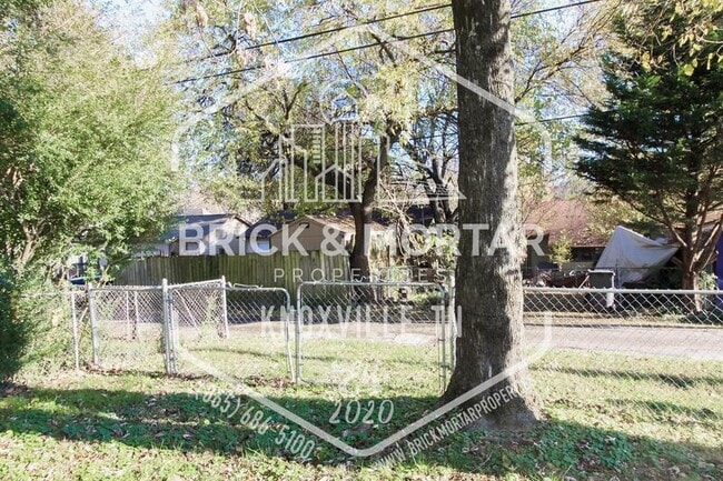 Building Photo - 404 E Emerald Ave