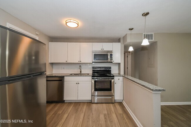 Building Photo - 335 Bonnlyn Dr
