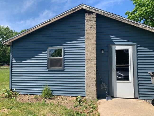 Building Photo - Charming 2-Bedroom, 1-Bathroom Home – $875/Month Elkhart, IN