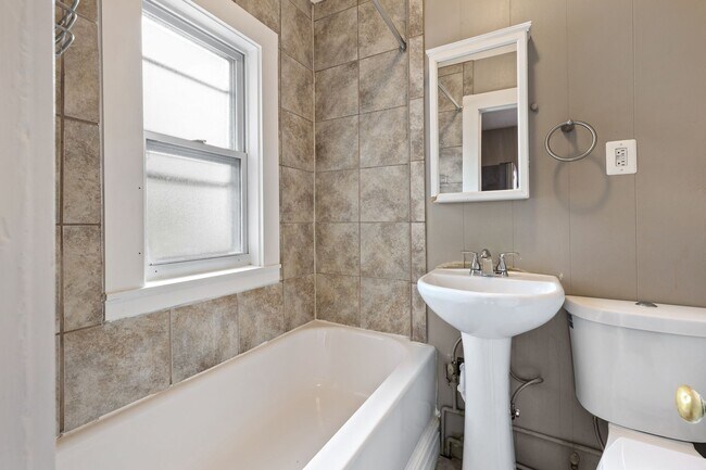 Building Photo - 3BR/1Bath + Office Area Available Sept 12t...