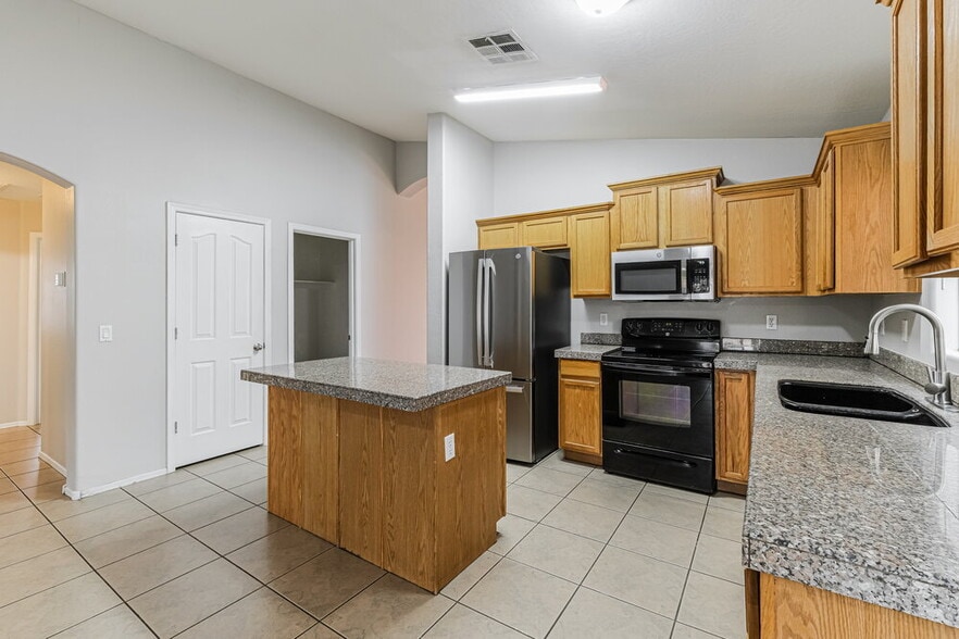 Building Photo - 7814 S 72nd Ln