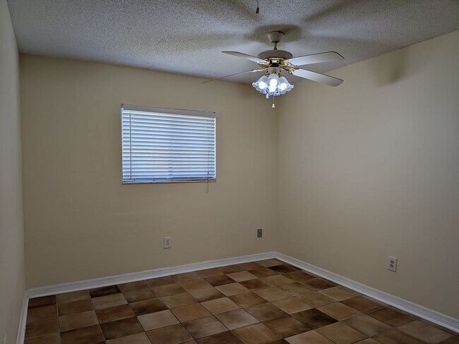 Building Photo - 3 Bedroom Condo in Hidden Ridge Condominiums