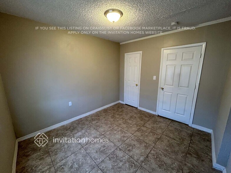 Building Photo - 8527 W Vale Dr