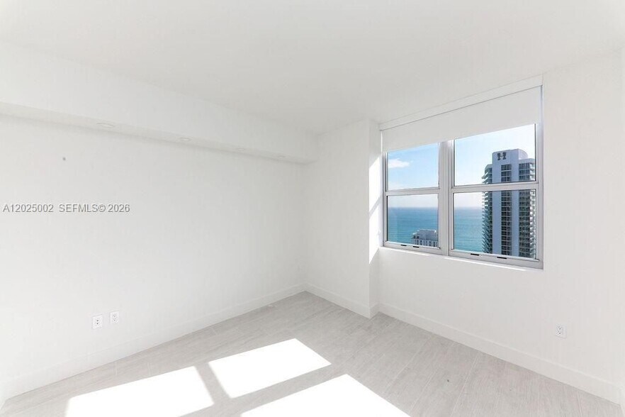 Building Photo - 4010 S Ocean Dr