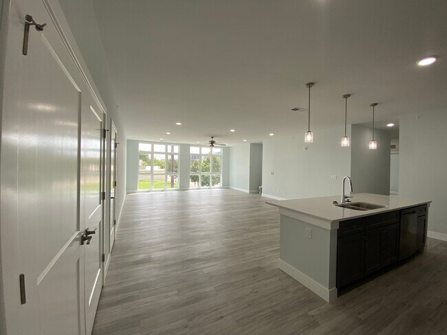 Building Photo - 132 E University Ave