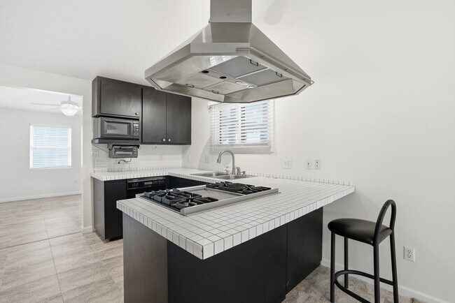 Building Photo - Prime Coastal Location Long Term Rental!