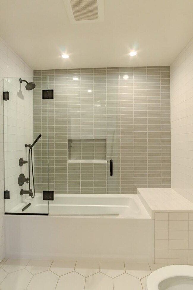 Building Photo - 3Bd/1.5Ba Seattle House