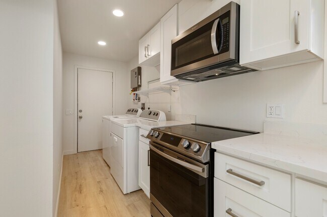 Building Photo - Newly Renovated 1 Bedroom in Quiet Pinehur...
