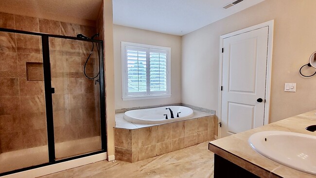 Building Photo - Beautiful Cedar Mills Home With An Easy Co...
