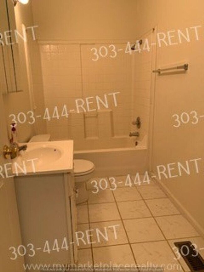 Building Photo - Spacious 3 Bedroom, 2 Bathroom!