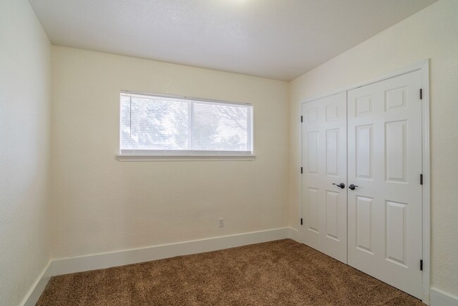 Building Photo - Home on The 9th Fairway in Soap Lake!! PEN...