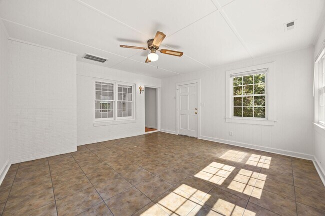 Building Photo - 3 Bed 2 Bath Just Outside Downtown Lilling...