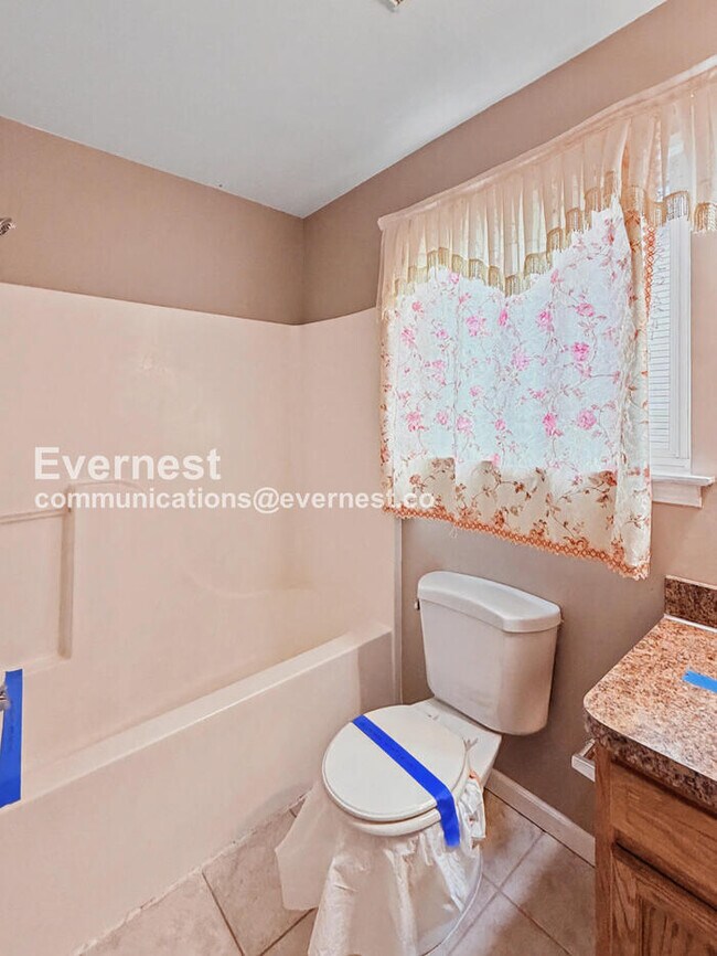 Building Photo - Spacious 3 Bed, 2.5 Bath Home with Fenced Yard and Attached Garage